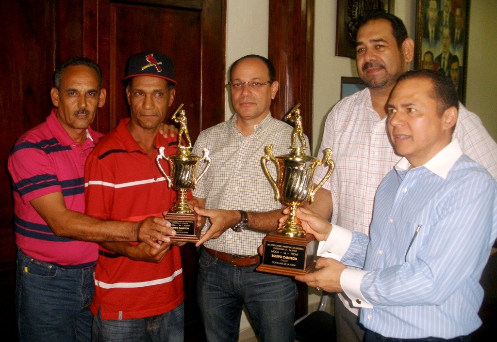 Antonio Concepción es recibido por el arcalde municipal Remberto Cruz